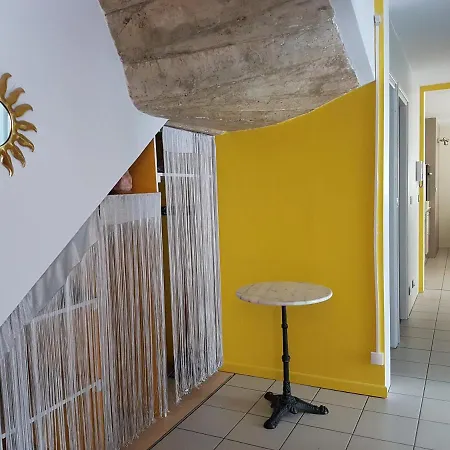 F2 En Rez De Jardin A Apartment Crest